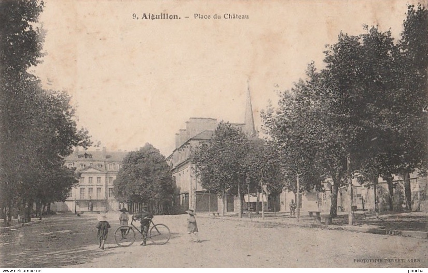 B7- 47) AIGUILLON - PLACE DU CHATEAU  - (DOS CAMILLE  BRU - AGEN - 2 SCANS) - Other & Unclassified