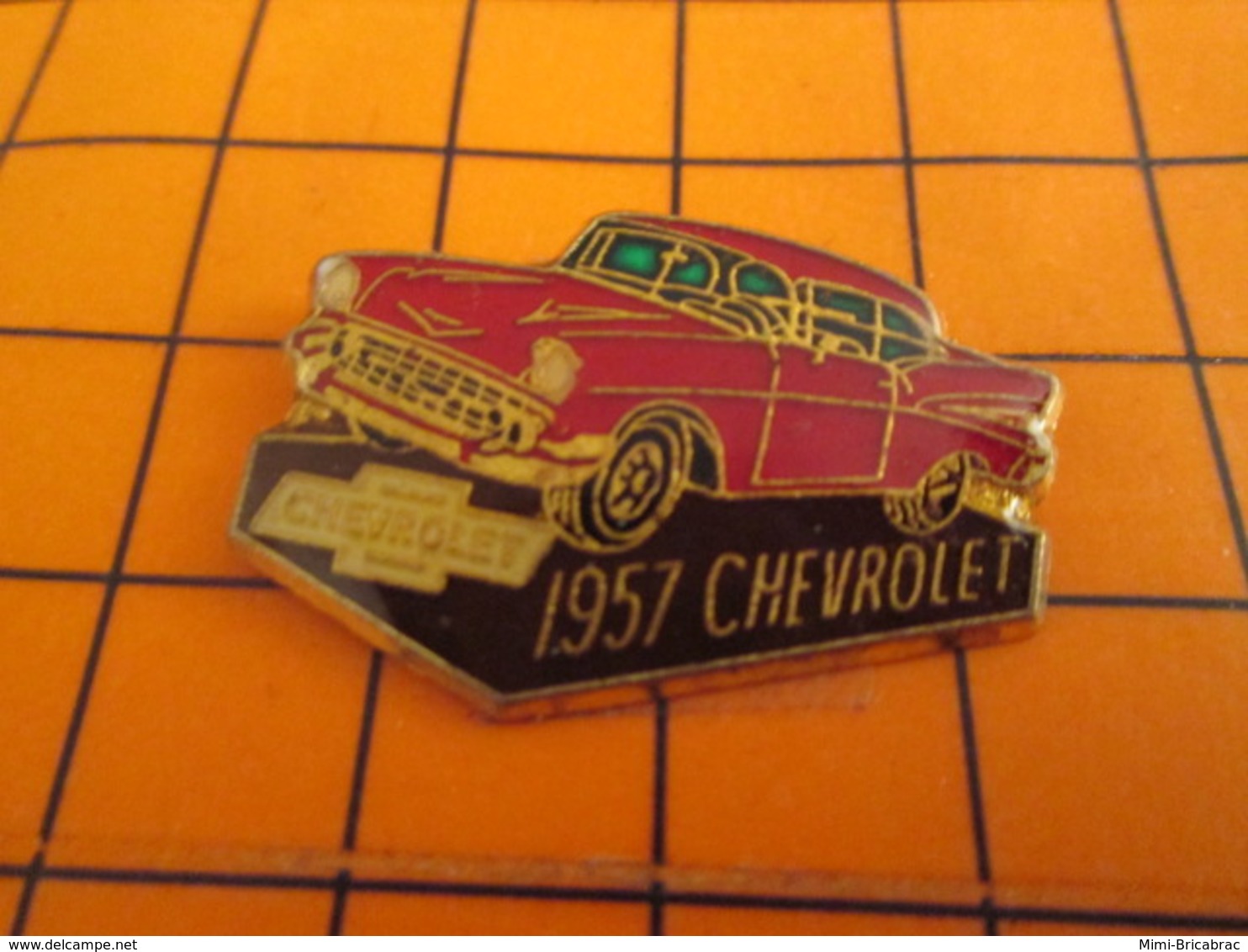 520 Pin's Pins / Beau Et Rare / THEME : AUTOMOBILES / CHEVROLET ROUGE DE 1957 - Autres & Non Classés