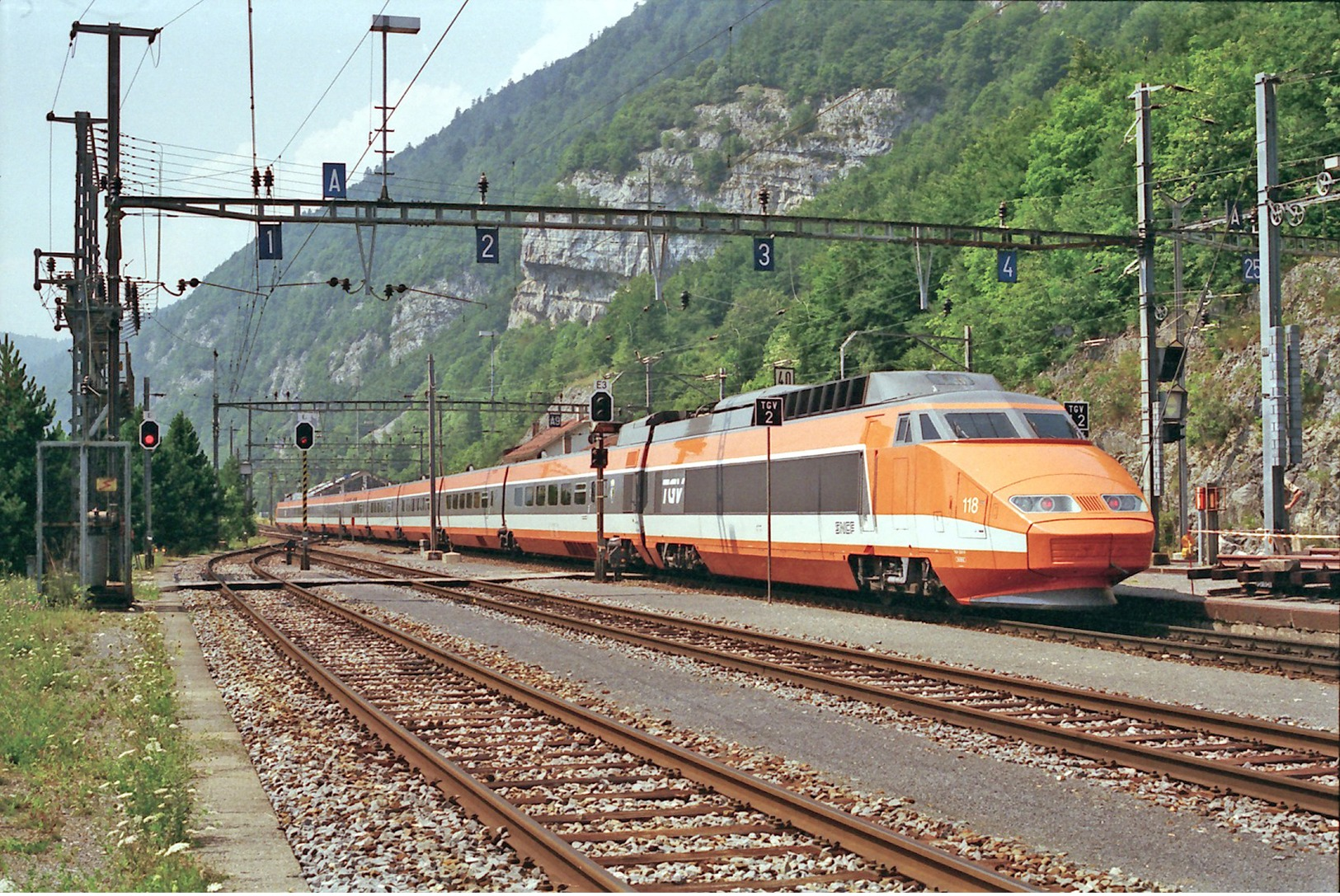 Vallorbe (Suisse)  9 Août 1994 - La Rame TGV PSE Tricourant  N°118 Assurant Le Train Eurocity  N°24 « Lutetia » - Gares - Avec Trains