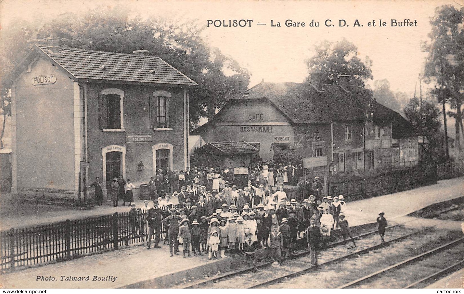 10 - Polisot - La Gare Du C.D.A. - Sortie Du Buffet Subtilement Animée - ( Café-restaurant Mennegaut ) - Autres & Non Classés