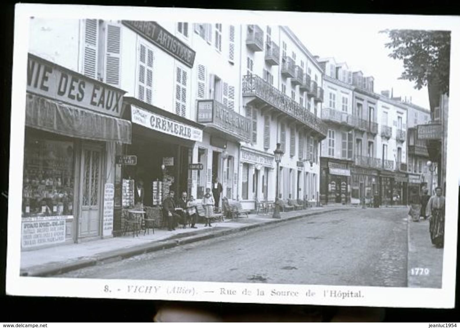 VICHY RUE DE LA SOURCE    CP PHOTO - Vichy