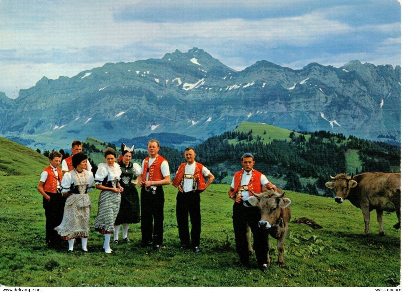 URNÄSCH Sennen Mit Frauen In Tracht Mit Kühen Auf Der Hochalp - Urnäsch