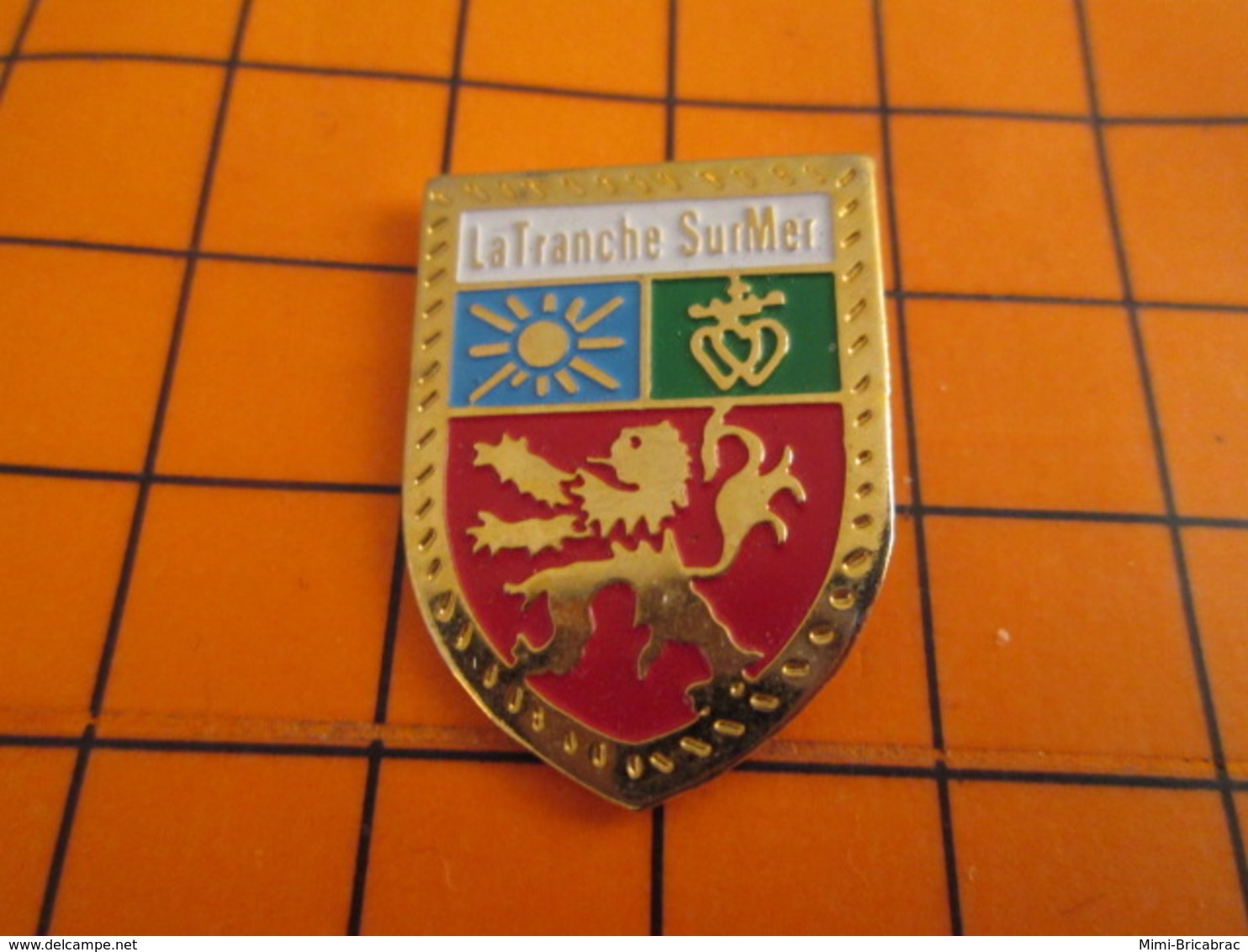 811h Pin's Pins / Beau Et Rare / THEME : VILLES / BLASON ECUSSON ARMOIRIES LA TRANCHE SUR MER - Villes