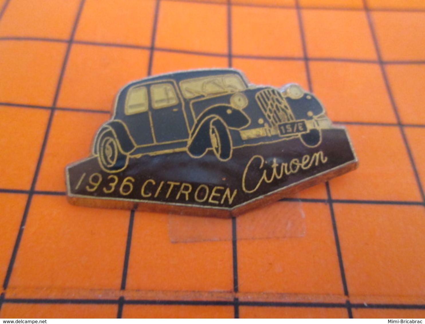 813d Pin's Pins / Beau Et Rare / THEME : AUTOMOBILES / CITROEN 1936 TRACTION AVANT FFI Ou Gestapo ? - Citroën