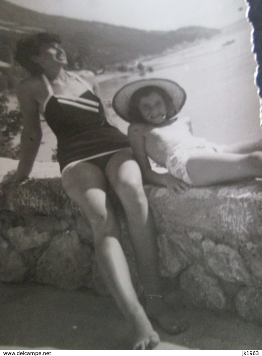 MOTHER AND LITTLE GIRL ON THE BEACH, MÈRE ET PETITE FILLE SUR LA PLAGE - Anonieme Personen