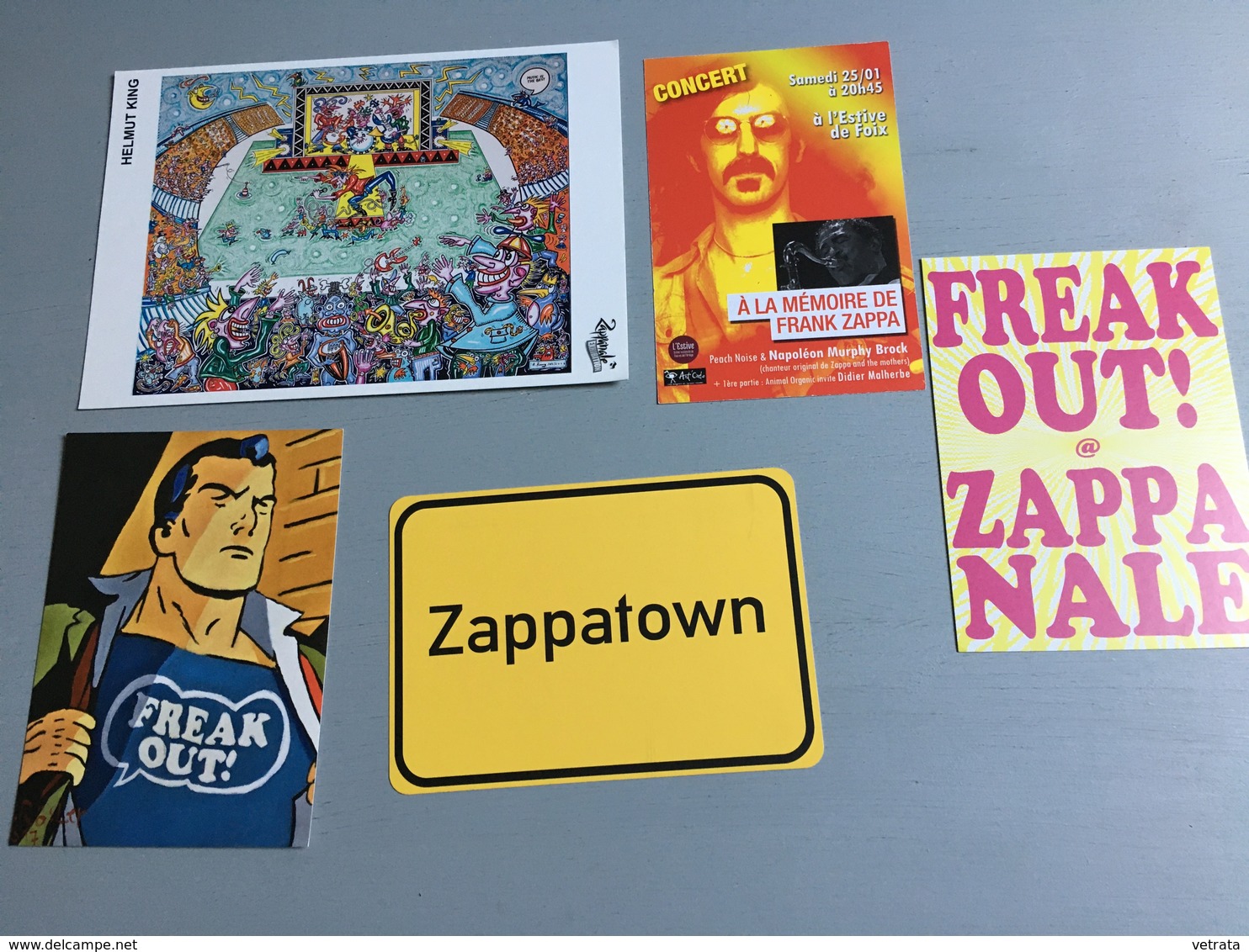 Frank Zappa : 5 Cartes & 2 Plaquettes (3 Cartes Postales : Zappanale Exhibition, Zappatown-Freak Out/Carte : À La Mémoir - Autres & Non Classés