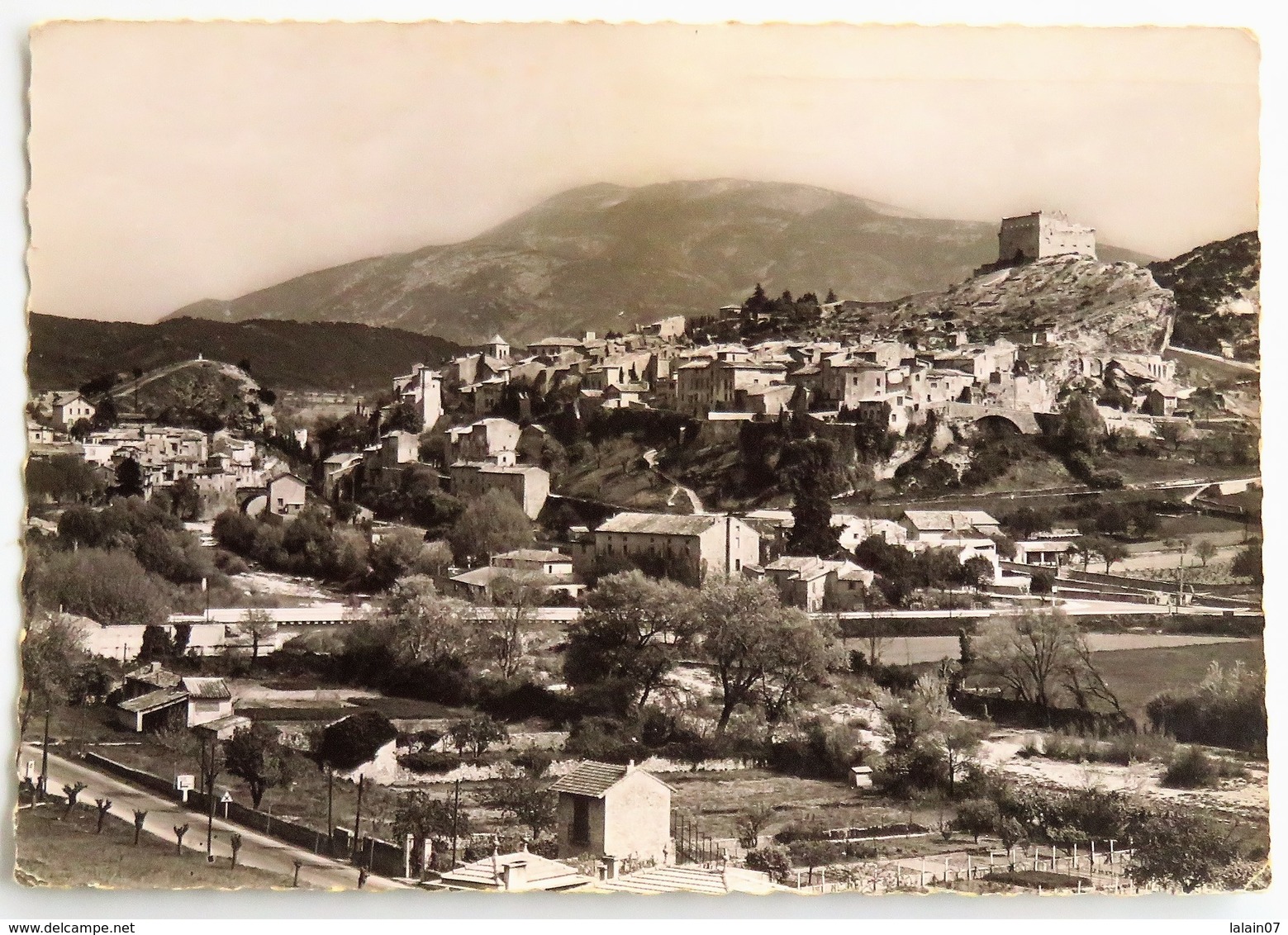 Carte Postale : 84 VAISON LA ROMAINE : Vue Générale Sur La Ville Haute, Au Fond Le Mont Ventoux, Timbre En 1956 - Vaison La Romaine