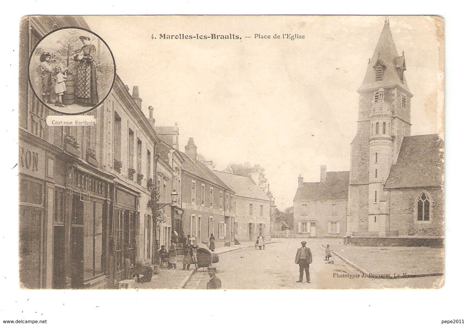 CPA 72 MAROLLES Les BRAULTS Place De L'Eglise Animation  église Maisons + Costume Sarthois En Médaillon - Marolles-les-Braults