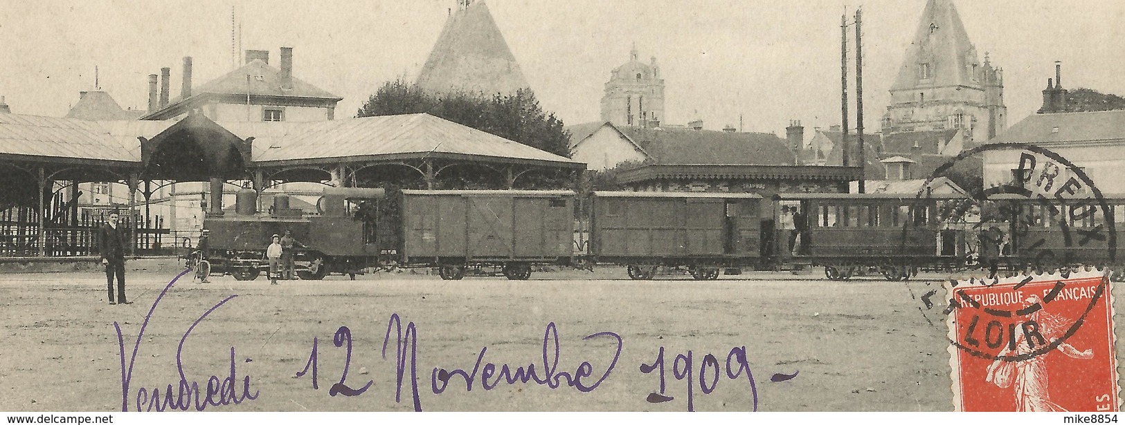 BA0369  CPA  DREUX (Eure-et-Loir)  Place St-Gilles - Halle Aux Veaux Et La Gare Du Tramway De Brezolles  +++ - Dreux