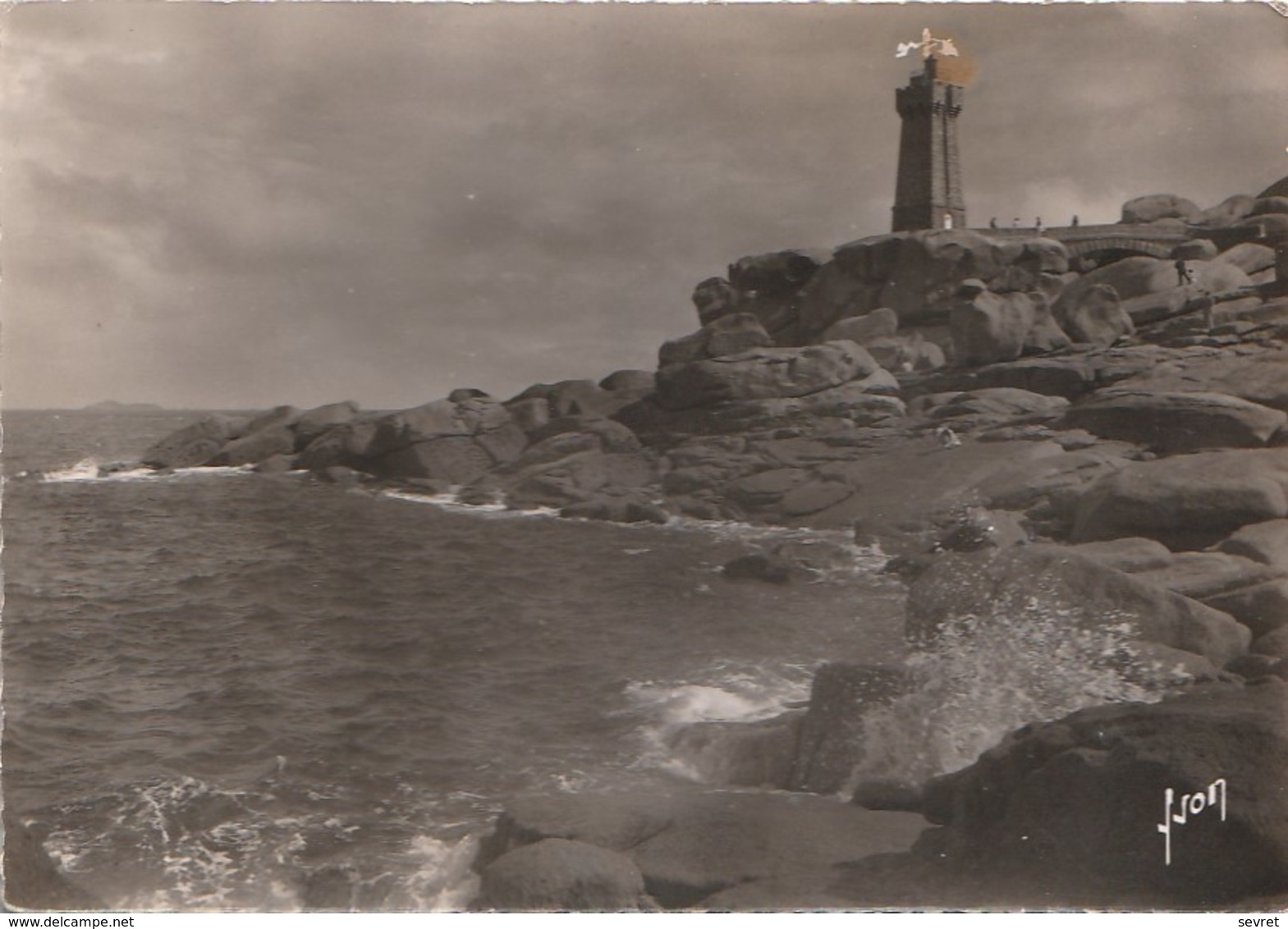 PLOUMANAC'H. - Le Phare. CPM Dentelée - Ploumanac'h