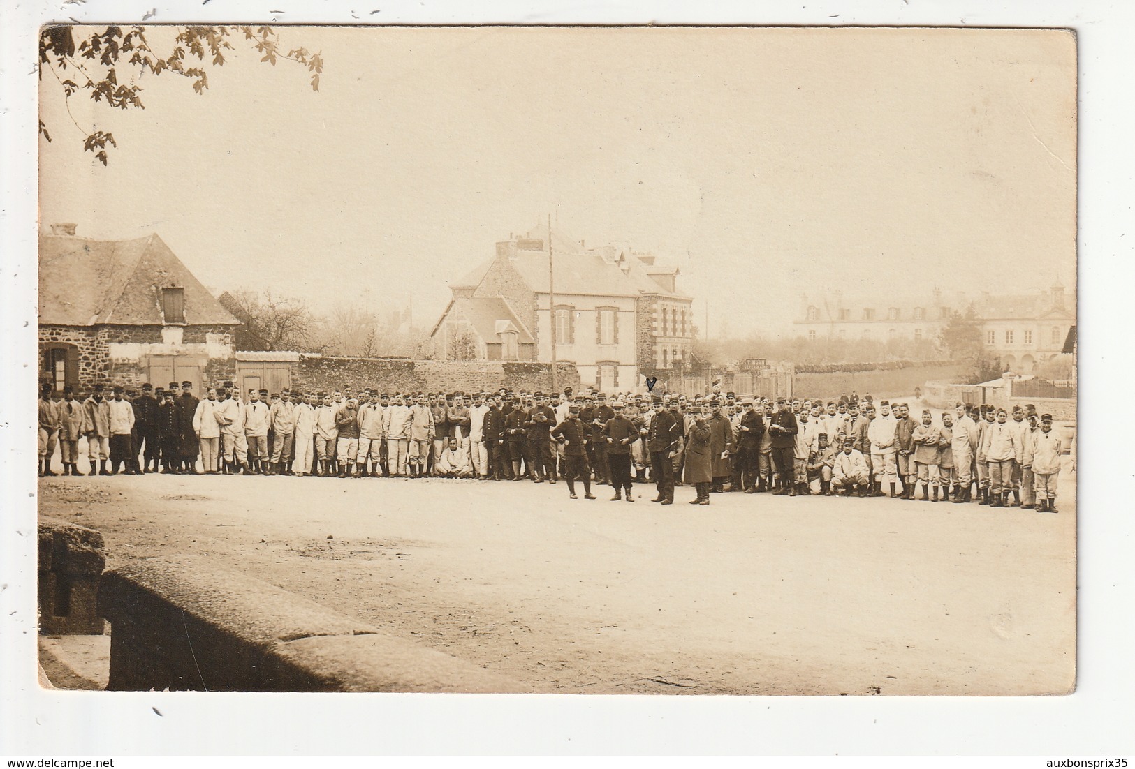 CARTE PHOTO - LAMBALLE - MILITAIRES SUR LA PLACE DU HARAS - 22 - Lamballe