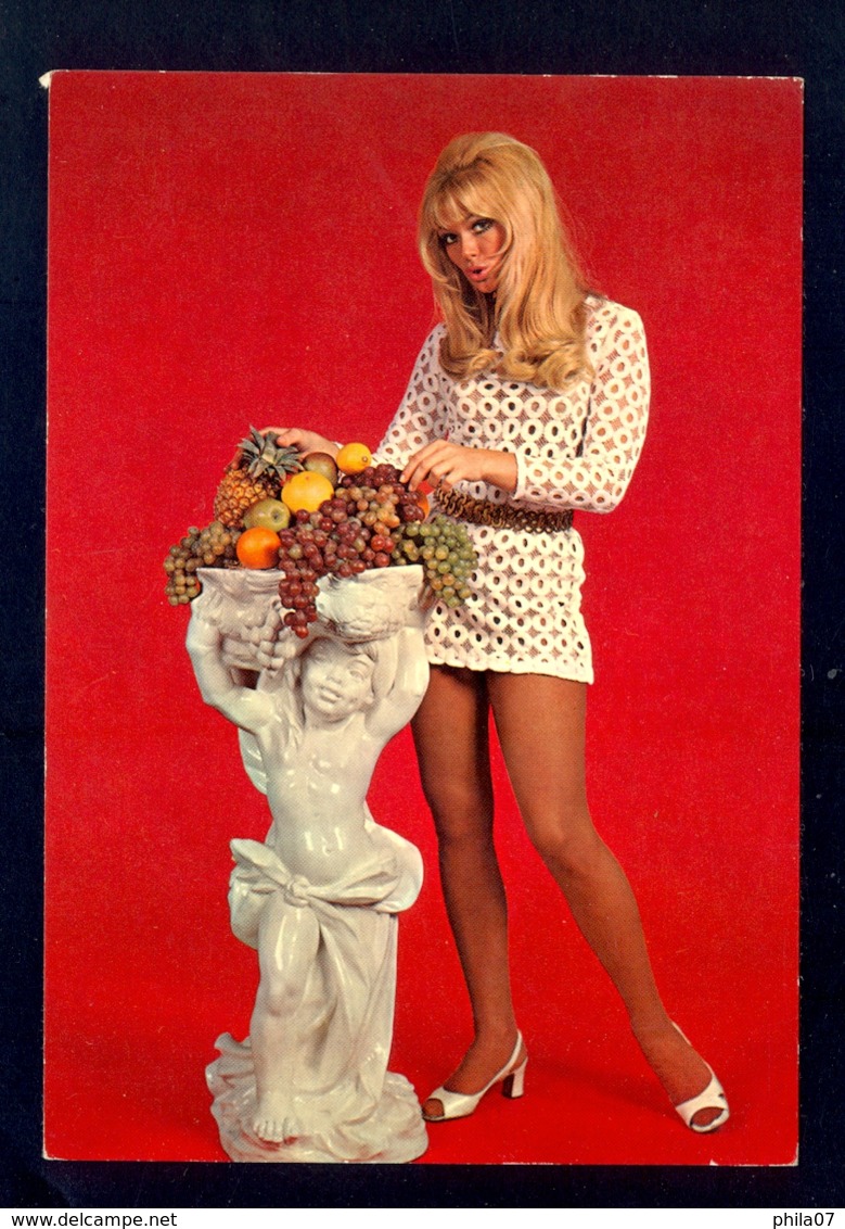 Woman In Dress, Posing - Vintage / Postcard Not Circulated - Pin-Ups