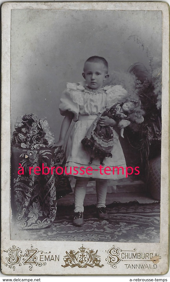 CDV  Fillette Et Sa Poupée- Jouet- Photo Zeman à Schumburg-Allemagne - Anciennes (Av. 1900)