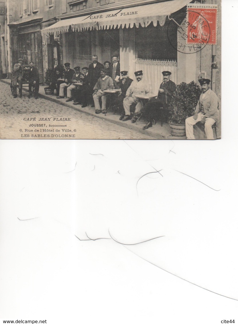 Les Sables-d'Olonne; Les Clients Devant Le Café Jean Flaire Au 6 Rue De L'hotel De Ville En 1914 (carte  Rare);réf 387 - Sables D'Olonne