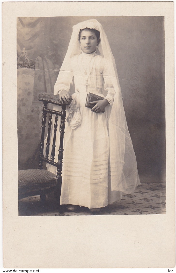 Carte Photo. : Portrait - Communiante : Avec Aube, Prie-dieu Et  Missel - Communion