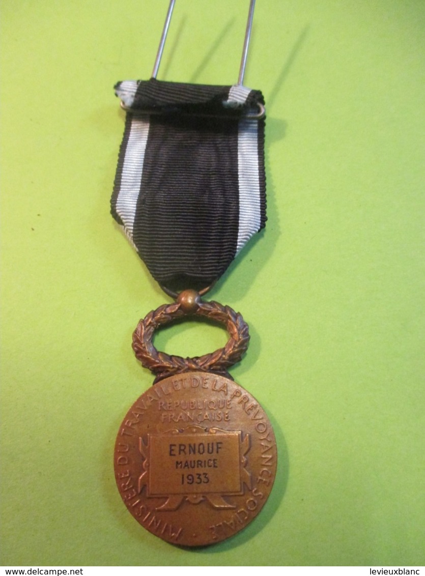 Médaille française ancienne avec étui/RF/Minist.du travail et Prév.Soc./Stés Secours Mutuels/O ROTY/ERNOUF/1933   MED319