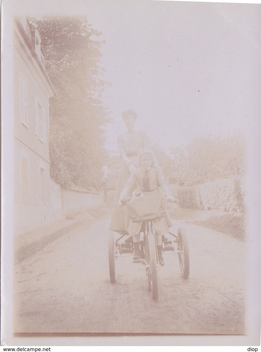 Photographie Anonyme Vintage Snapshot Tricycle Moteur Motocyclette Bicyclette - Treinen