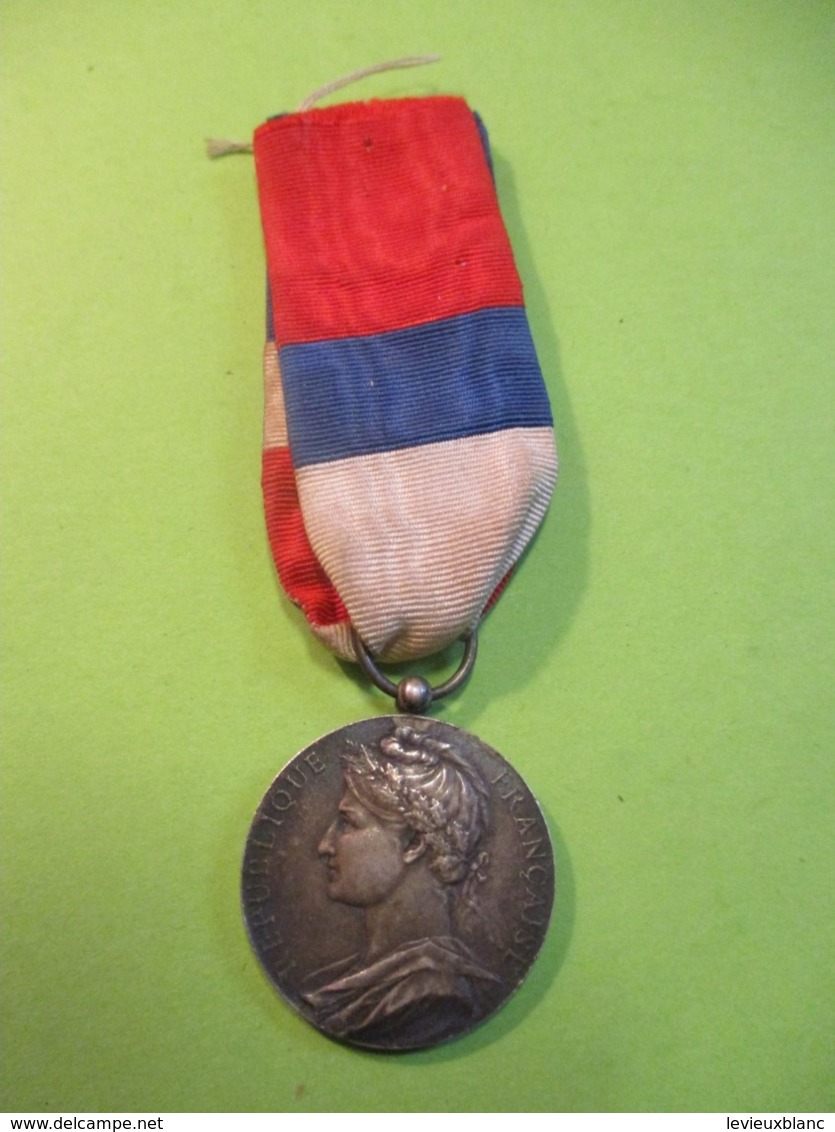 Médaille  Du TRAVAIL Française Ancienne/Ministère Du Commerce Et De L'Industrie/Borrel/ L PRAT / 1932       MED326 - France