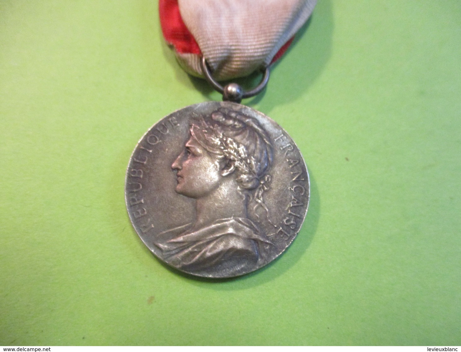Médaille  Du TRAVAIL Française Ancienne/Ministère Du Commerce Et De L'Industrie/Borrel/ L PRAT / 1932       MED326 - Francia