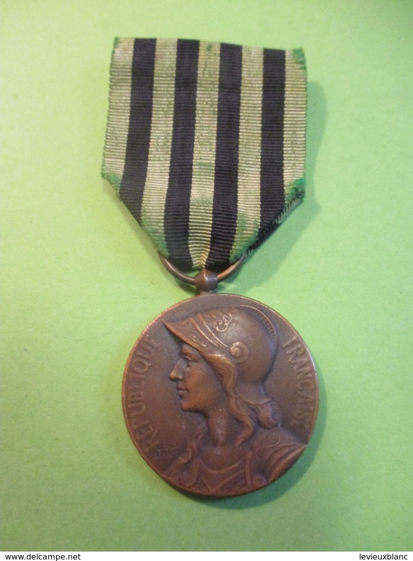 Médaille  Commémorative  Française Ancienne/République Française/aux Défenseurs.../1970-1871 / 1911      MED327 - France