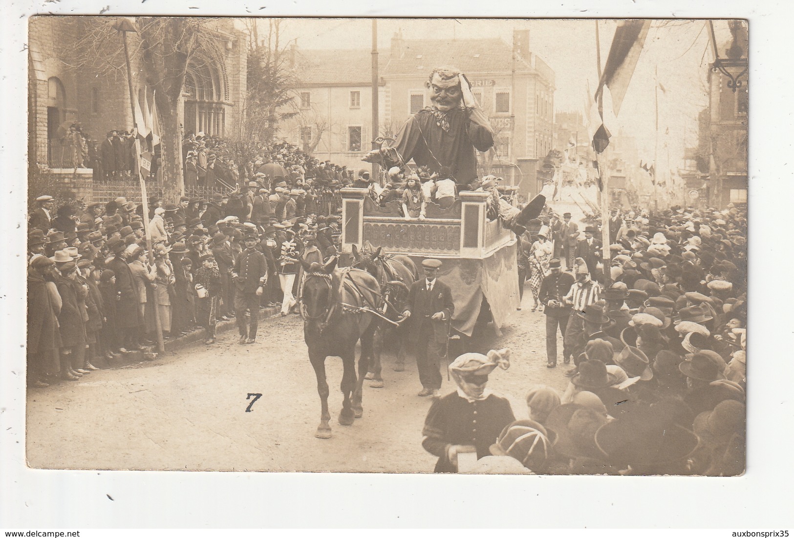 CARTE PHOTO - MONTCEAU LES MINES - CARNAVAL - PASSAGE DEVANT L'EGLISE NOTRE DAME - PHOTO MOSQUETTY - 71 - Montceau Les Mines