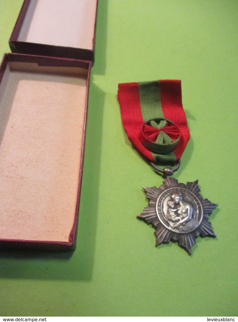 Médaille De La Famille Française/République Française/Ministére De L'Hygiéne/La Patrie Reconnaissante / 1911      MED329 - Francia