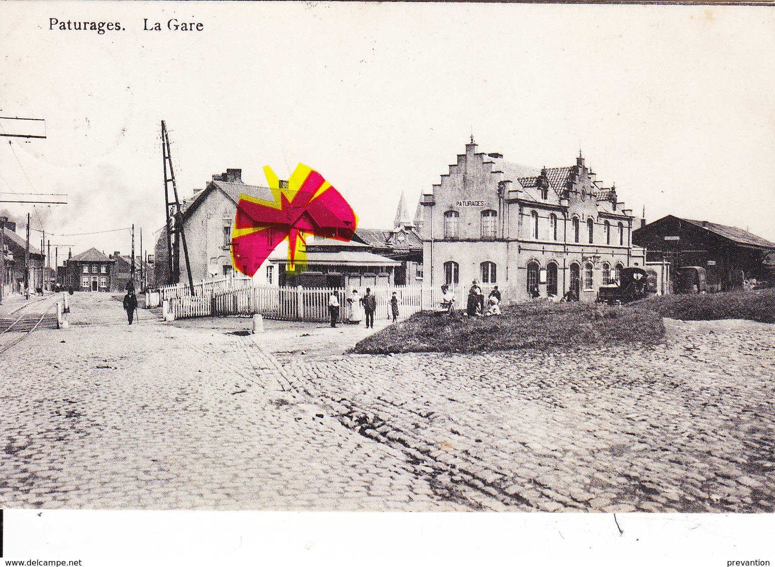 PATURAGES - La Gare (extérieure) Avec La Rue Des Vaches En Pavés Et Rails Du Tram Sur La Gauche - Carte Circulé 1911 - Colfontaine