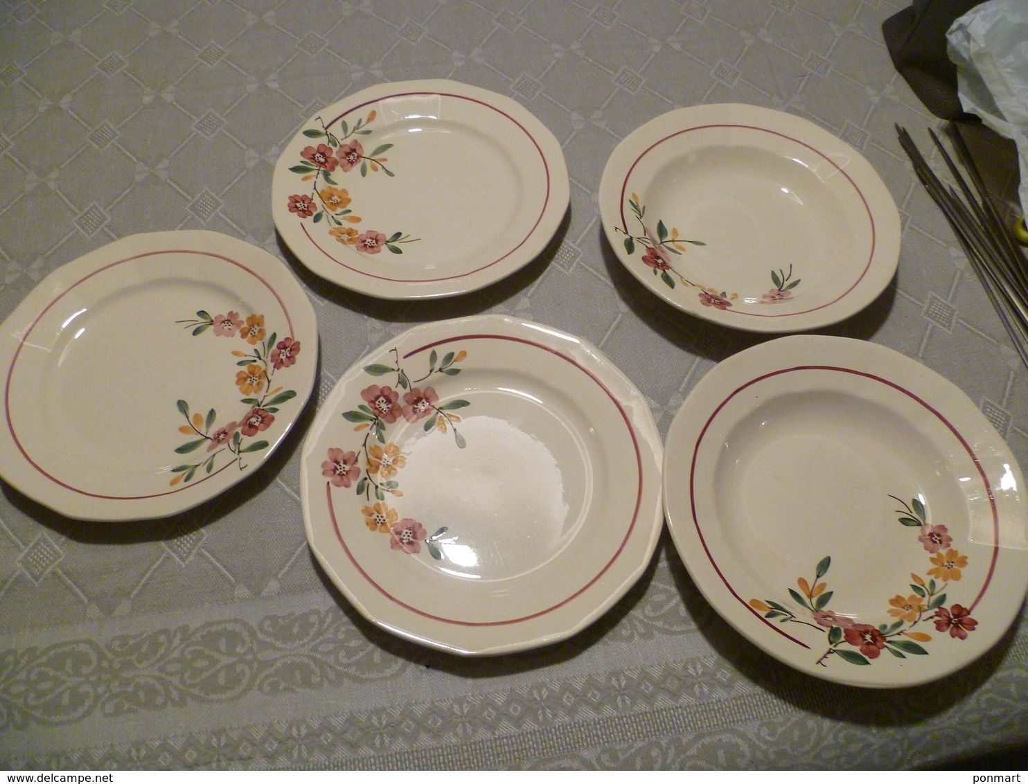 Lot 5 Assiettes Saregguemines Bitche , Décor Fleurs Bordeau - Sarreguemines (FRA)