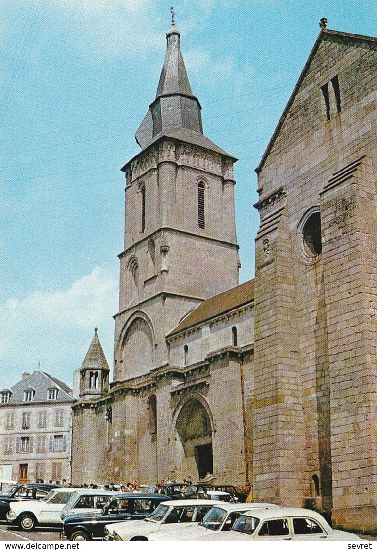 LA SOUTERRAINE. - L'Eglise Et La Place Du Marché. Voitures Années 60 1er Plan - La Souterraine