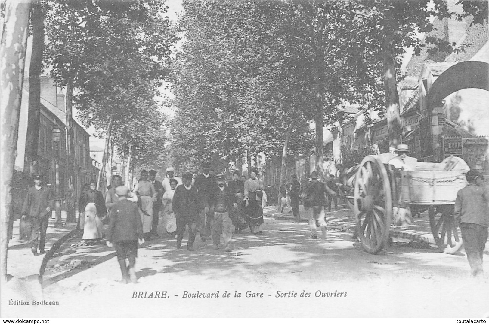 CPA 45 BRIARE BOULEVARD DE LA GARE SORTIE DES OUVRIERS Attelage - Briare