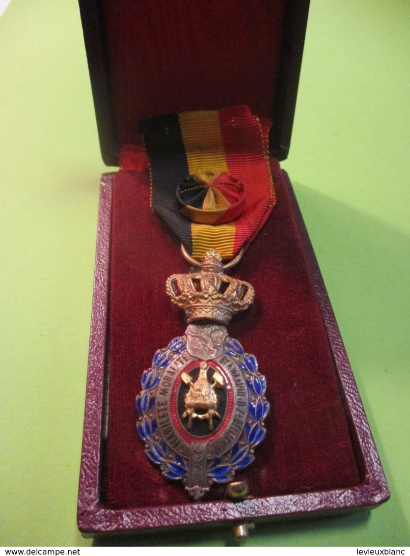 Médaille Du Travail  Belge /   Premiére Classe ( 30 Ans ) / Avec étui /  Vers 1930-1950                      MED332 - Belgique