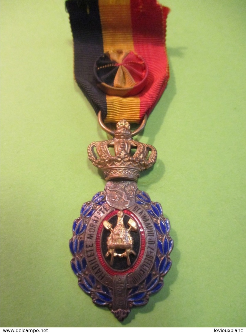 Médaille Du Travail  Belge /   Premiére Classe ( 30 Ans ) / Avec étui /  Vers 1930-1950                      MED332 - Belgium