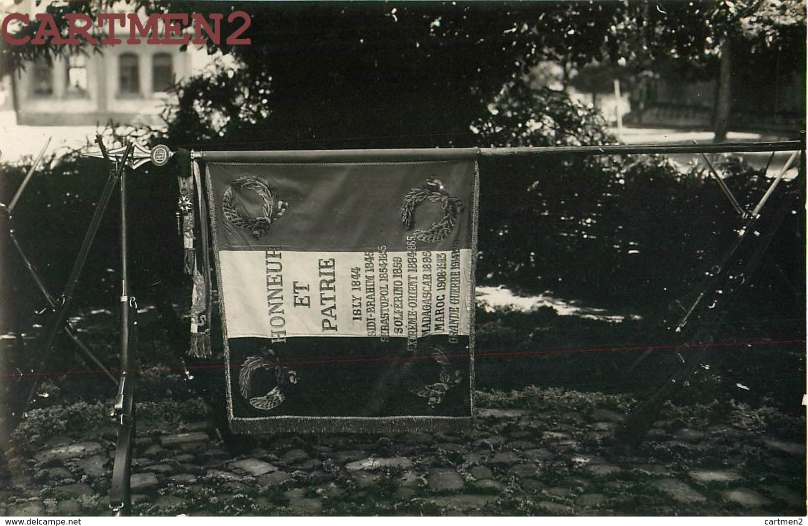 CARTE PHOTO : BITCHE PRESENTATION DU DRAPEAU DES CHASSEURS 1928 CASERNE GUERRE 57 MOSELLE - Bitche