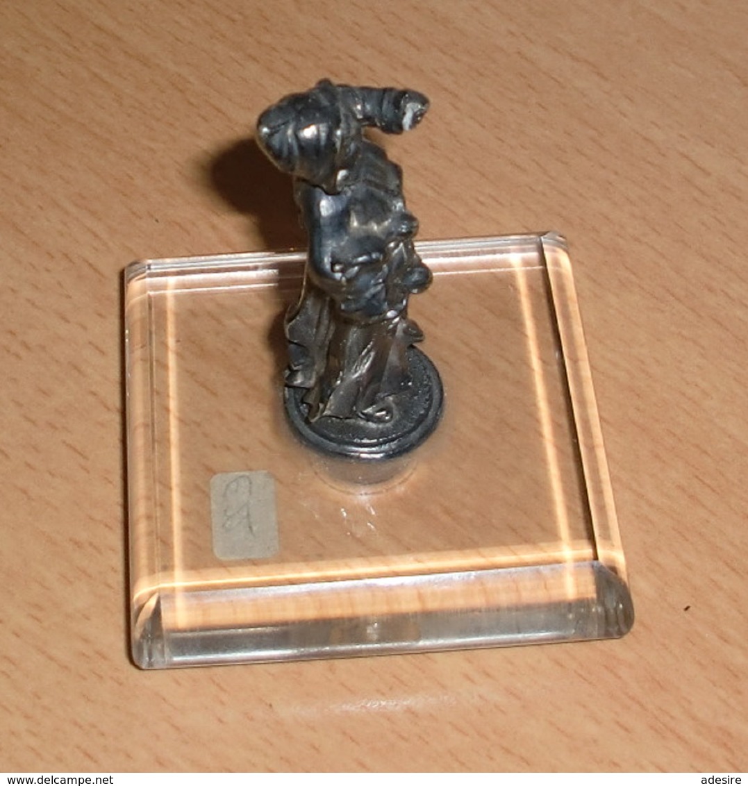 Alte Sehr Schöne BRONZEFIGUR (MÄDCHEN?) Auf Glassockel, H 7,5 Cm, Sockel 6 X 6 Cm, Gute Erhaltung. >>> - Brons