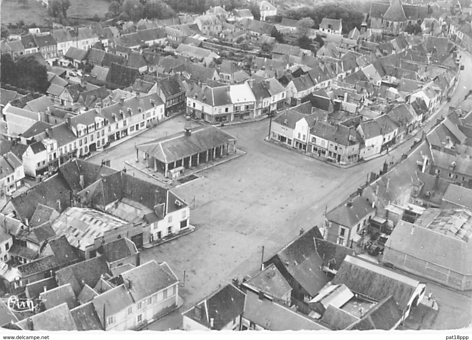 28 - BROU : Halle Et Place Du Marché - CPSM Village ( 3.375 Habitants ) Dentelée Noir Blanc Grand Format - Eure Et Loire - Sonstige & Ohne Zuordnung