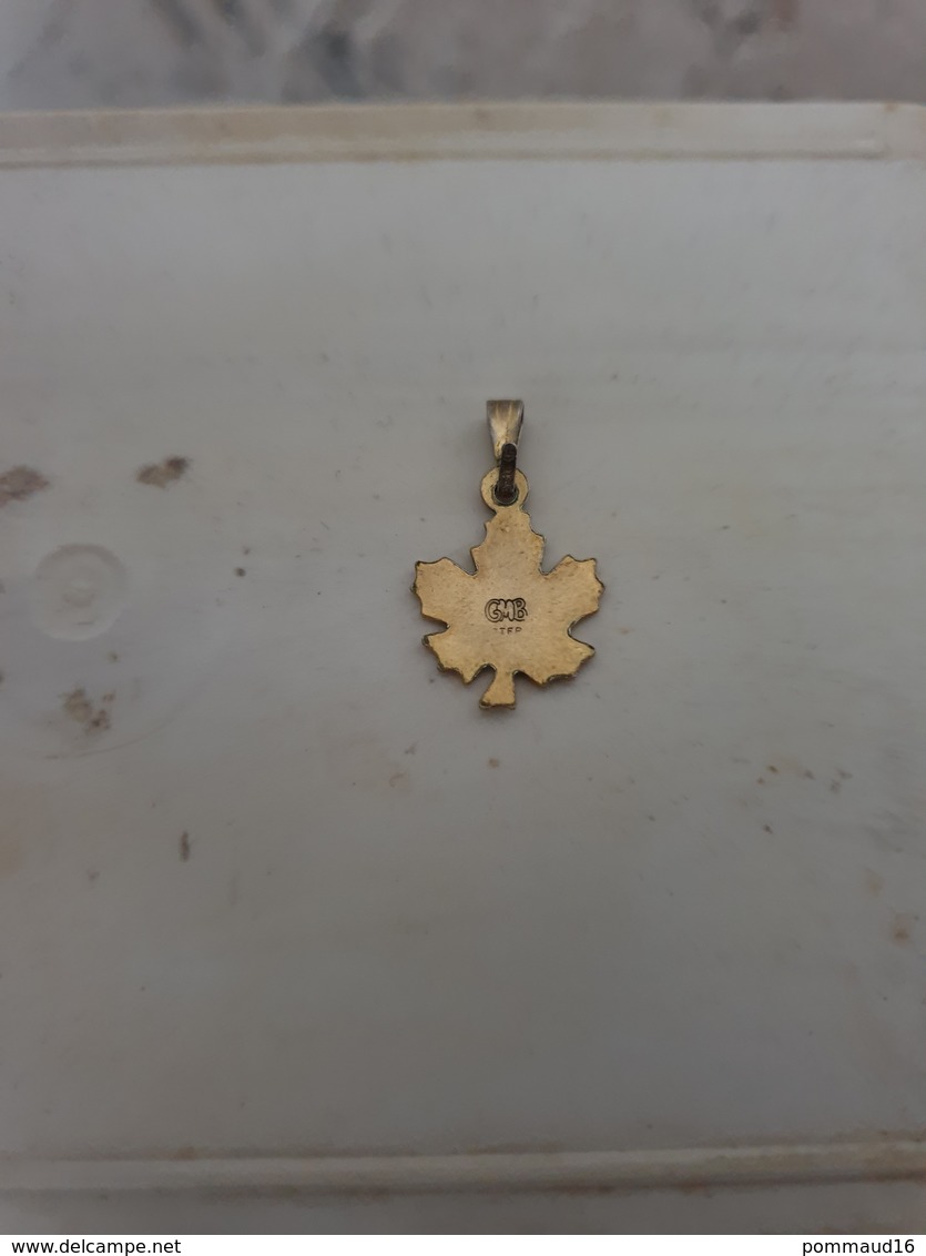 Petite Médaille En Plaqué Or Feuille D'érable Canada - Pendentifs