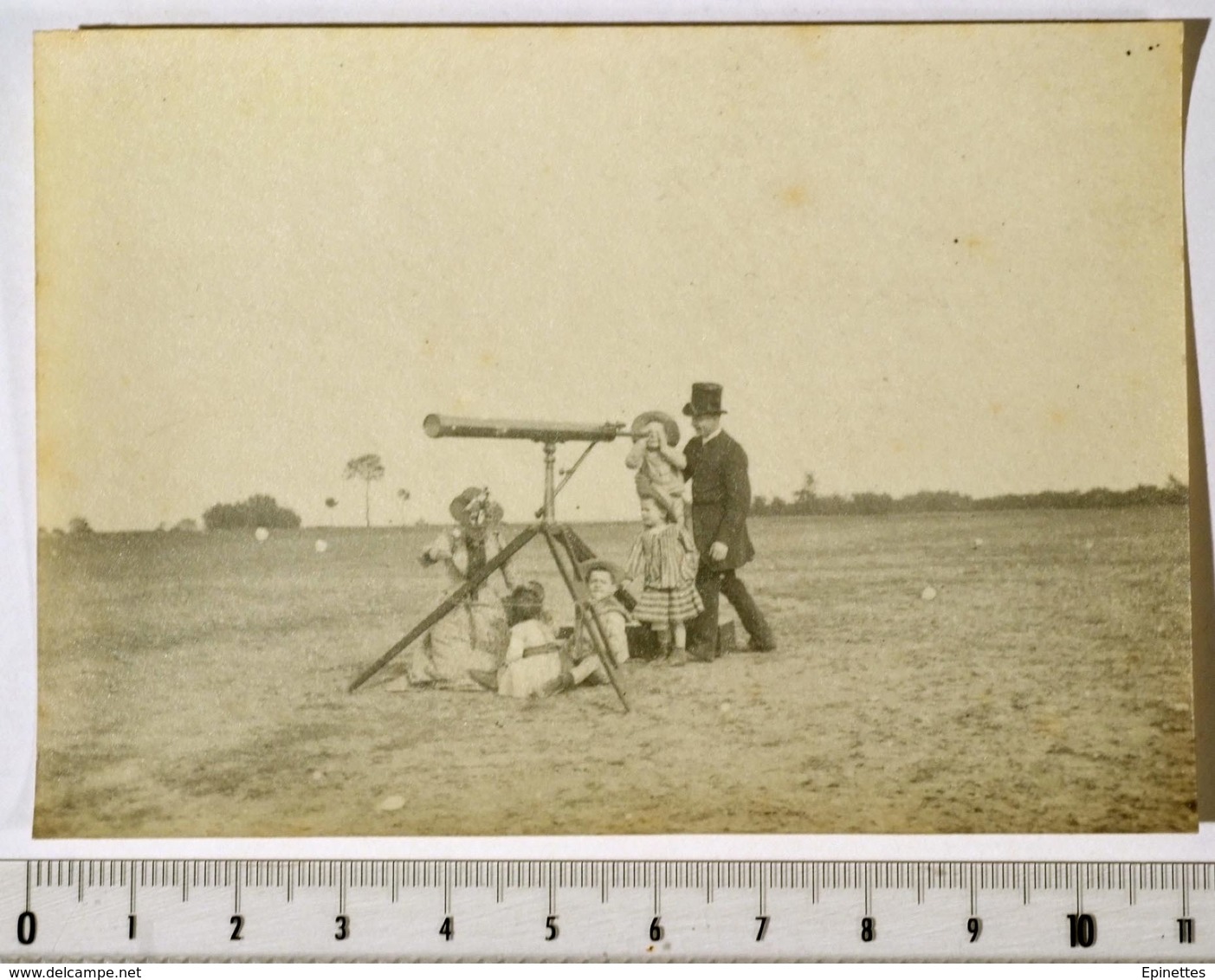 Photo 8x11 Cm, Scène De Famille, Homme Et Enfants Avec Téléscope, Longue Vue. - Oud (voor 1900)