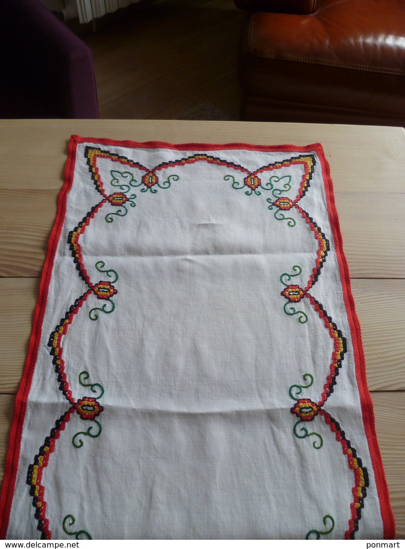 Napperon, Chemin De Table  Broderie Années 70 , Blanc ,rouge - Dentelles Et Tissus