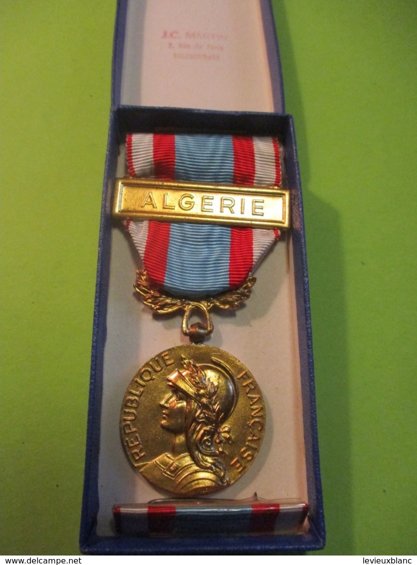 Médaille Commémorative Opérations Sécurité Et Maintien De L'Ordre/ Avec Barrette/ ALGERIE/ LEMAIRE/1960-1970      MED339 - France