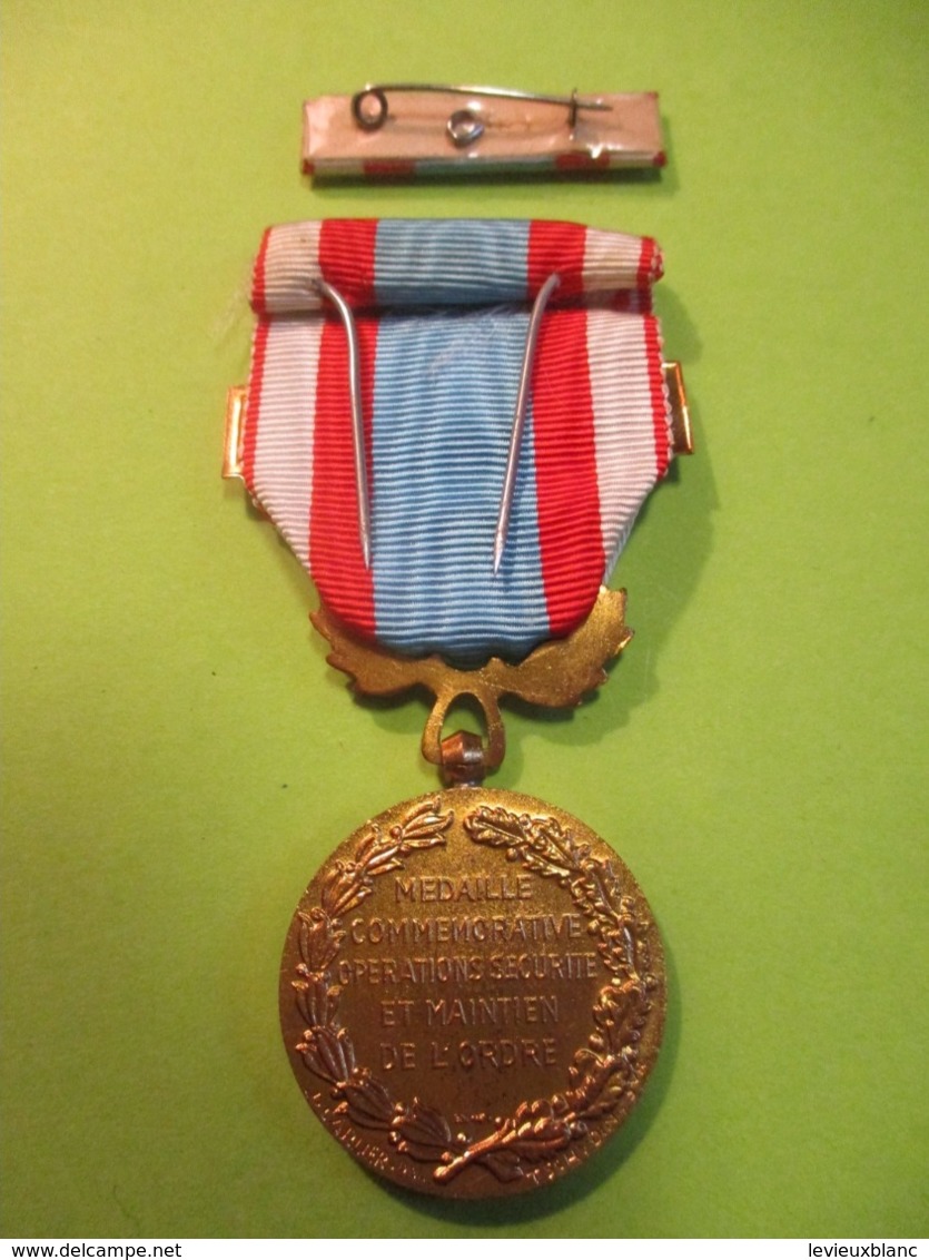 Médaille commémorative Opérations Sécurité et Maintien de l'Ordre/ Avec Barrette/ ALGERIE/ LEMAIRE/1960-1970      MED339