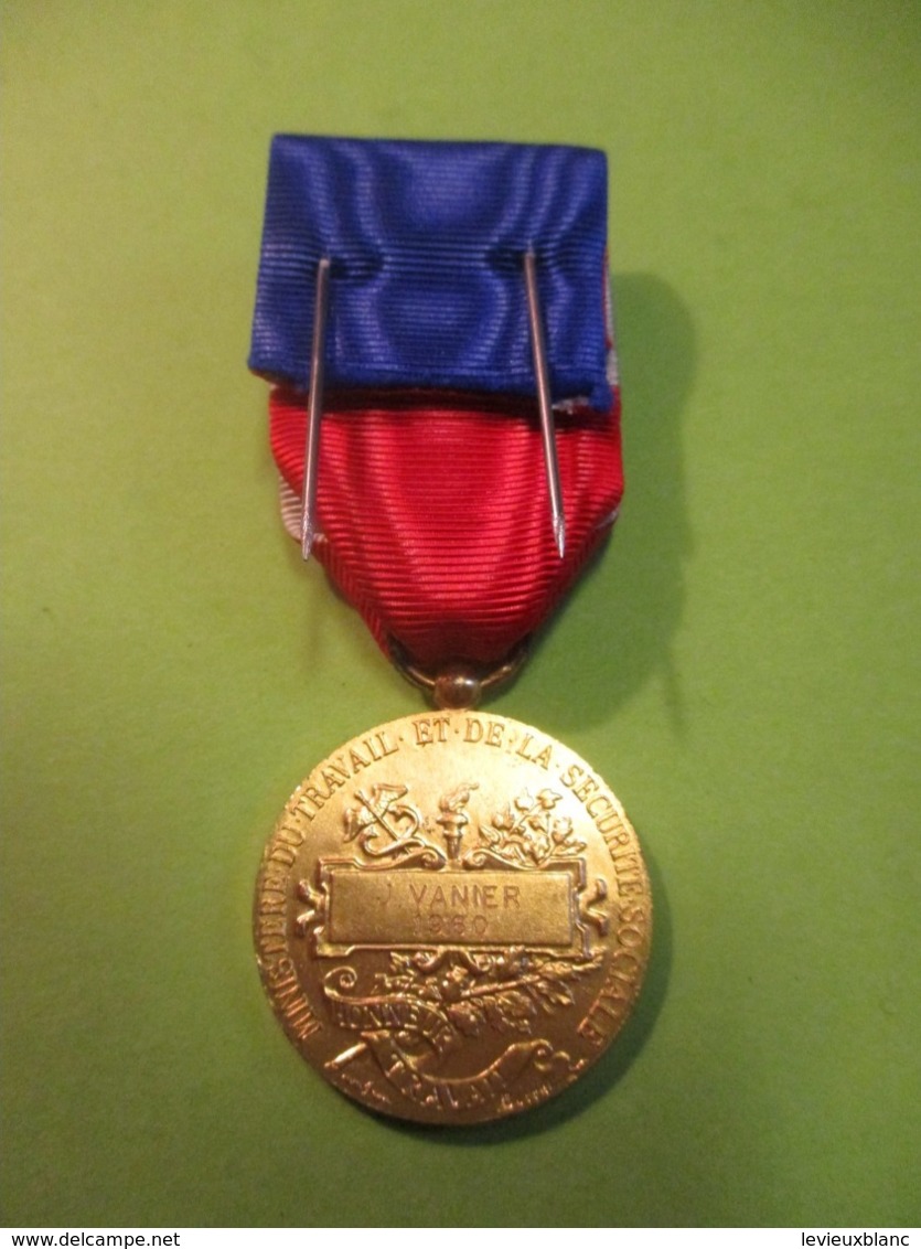 Médaille Du Travail Et De La Sécurité Sociale / République Française/J VANIER/A Borrel/1960      MED341 - France