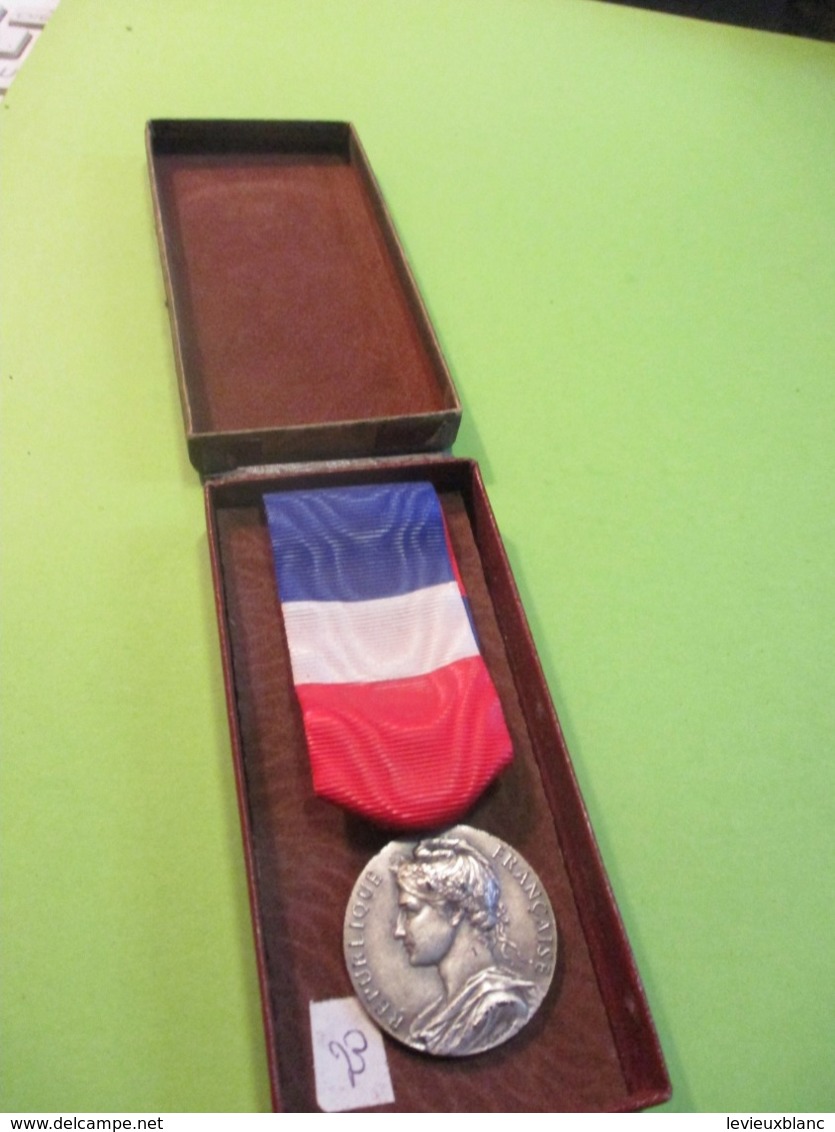 Médaille Du Travail Et De La Sécurité Sociale / République Française/Honneur Travail/ P STEPHANT/A Bottel/1959   MED342 - Frankrijk