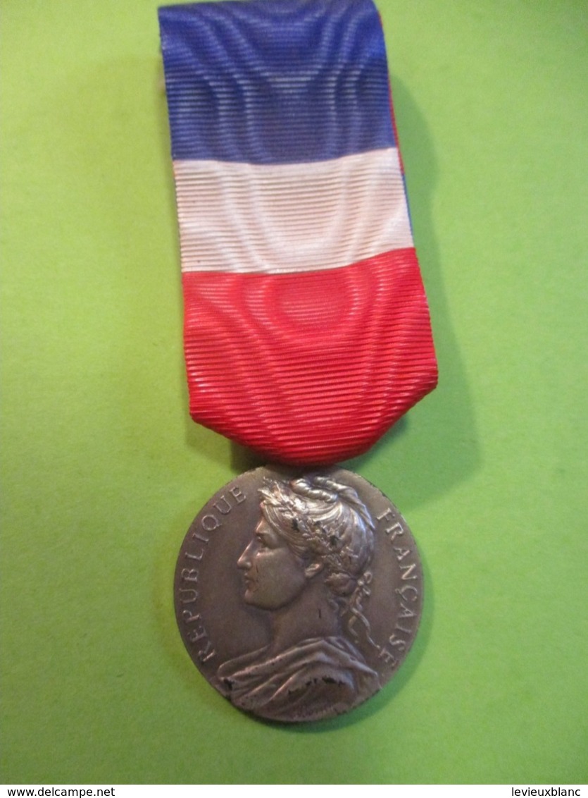 Médaille Du Travail Et De La Sécurité Sociale / République Française/Honneur Travail/ P STEPHANT/A Bottel/1959   MED342 - Frankrijk