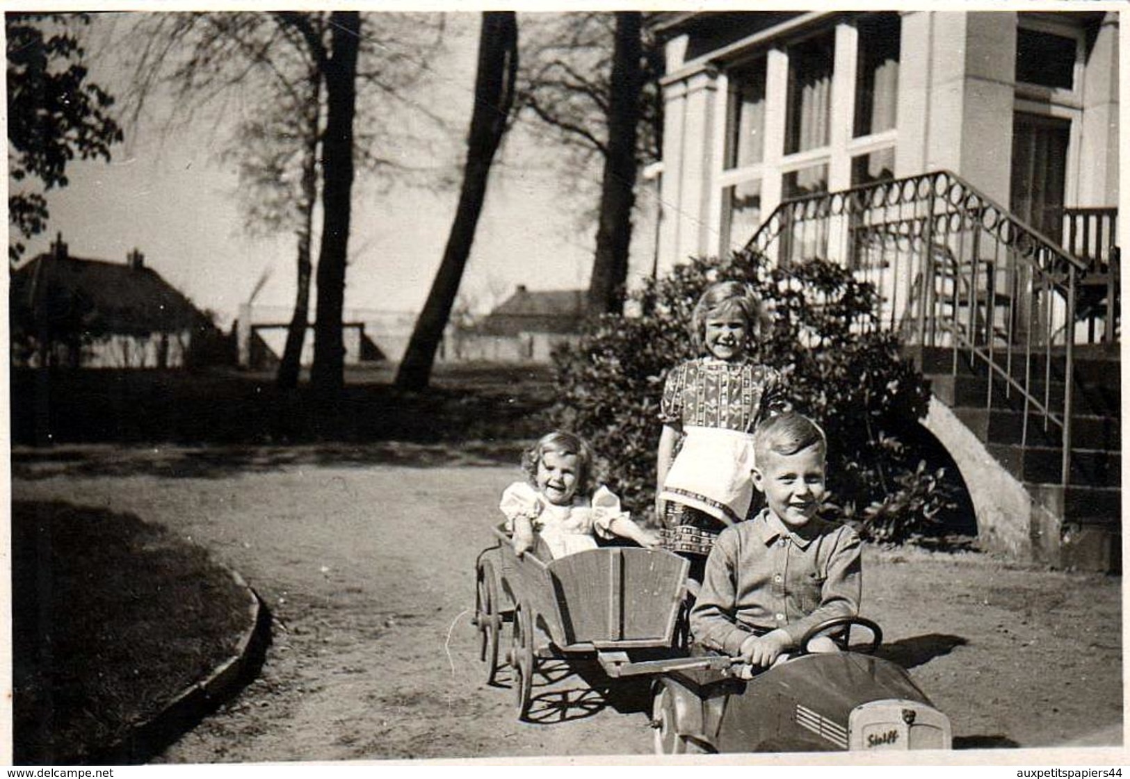 Photo Originale Jeu & Jouet - Grand Frère Au Volant D'une Voiture à Pédales Tractant Une Remorque En Bois & Petite Soeur - Automobili