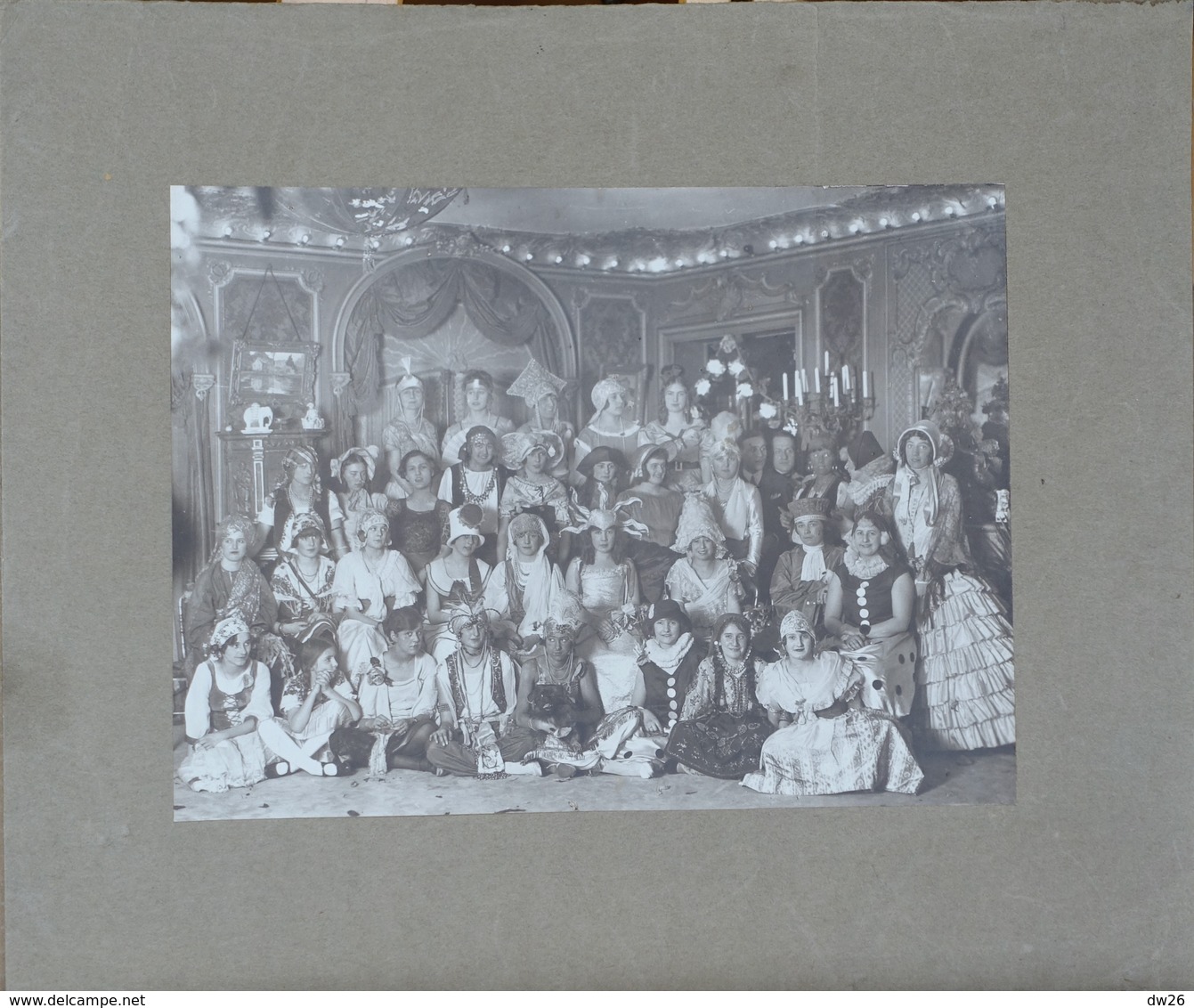 Photo De Groupe En Costume Arts Nouveaux à Identifier - Prise Dans Le Salon D'un Château - Personnes