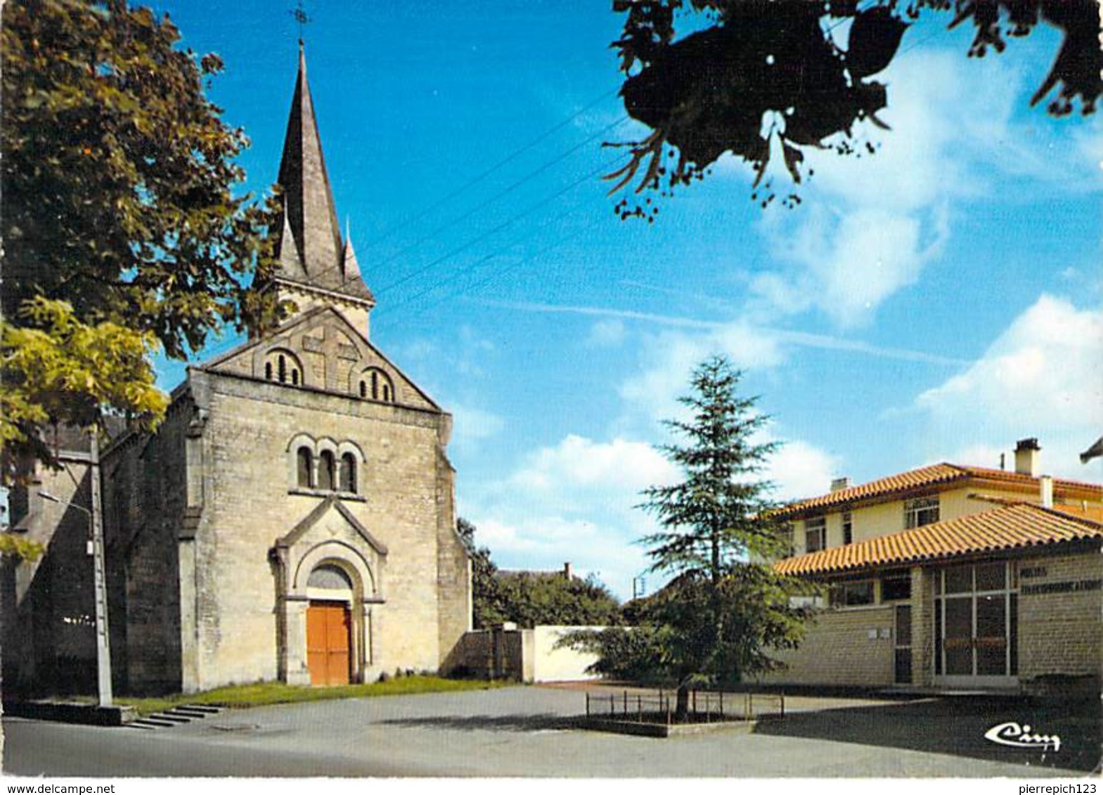 79 - Brioux Sur Boutonne - La Place De L'Eglise - Brioux Sur Boutonne