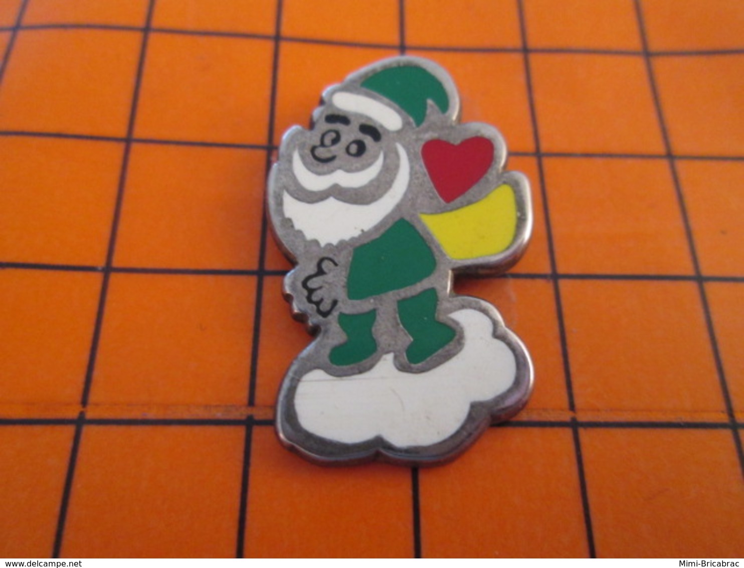 820 Pin's Pins / Beau Et Rare / THEME : NOEL / PERE NOEL VERT SECOURS POPULAIRE - Weihnachten