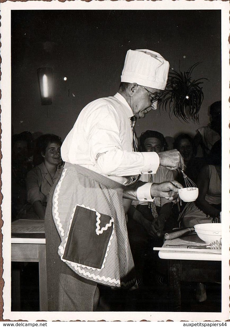 Photo Originale Cuisinier Et Petit Cours De Cuisine En Société Pour Chef Retraité Vers 1960 - Métiers