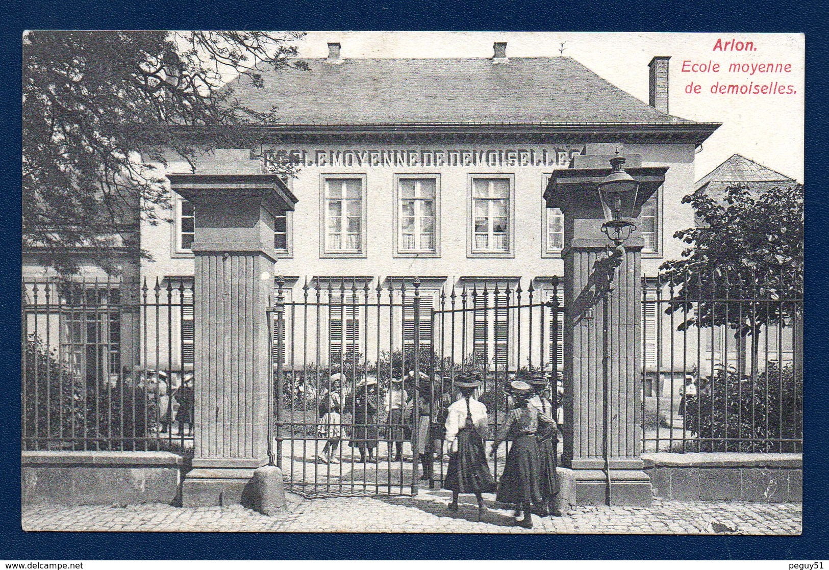 Arlon. Ecole Moyenne Des Demoiselles ( Toutes Portaient Un Chapeau).  1920 - Arlon