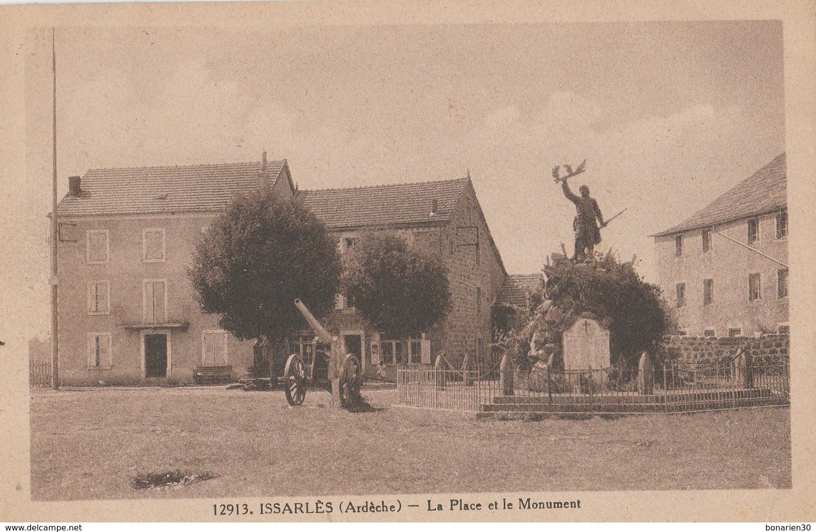 CPA 07 ISSARLES  PLACE ET LE MONUMENT AUX MORTS  CANON - Autres & Non Classés